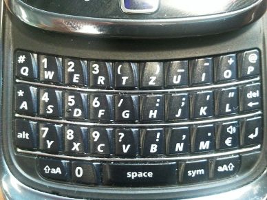800px-BlackBerry_Torch_QWERTZ_Keyboard
